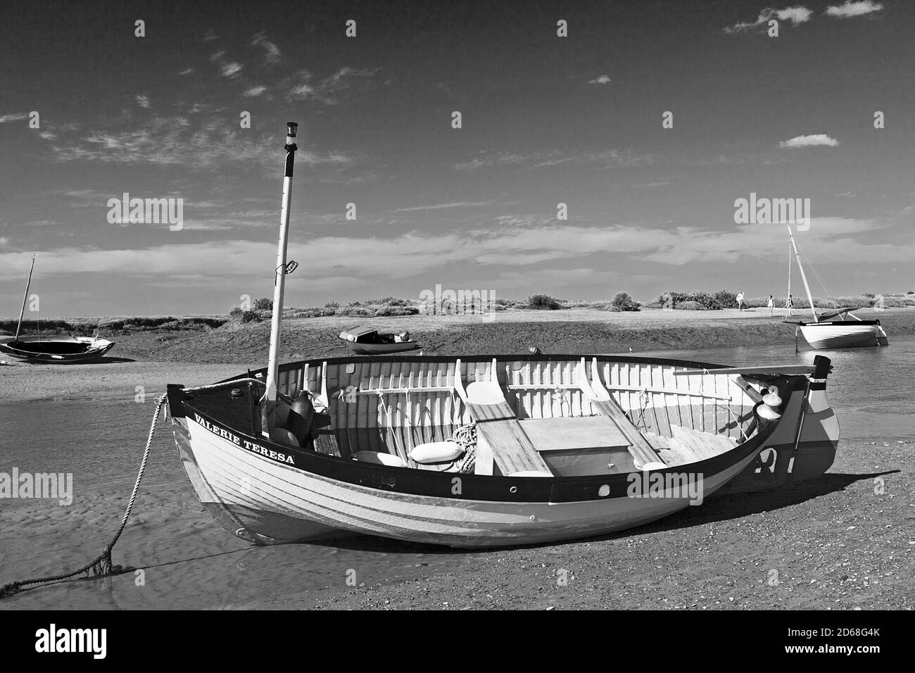 Boot bei Ebbe in Burnham-Overy-Staitthe an der Küste von Norfolk, Großbritannien, ausgebrochen Stockfoto