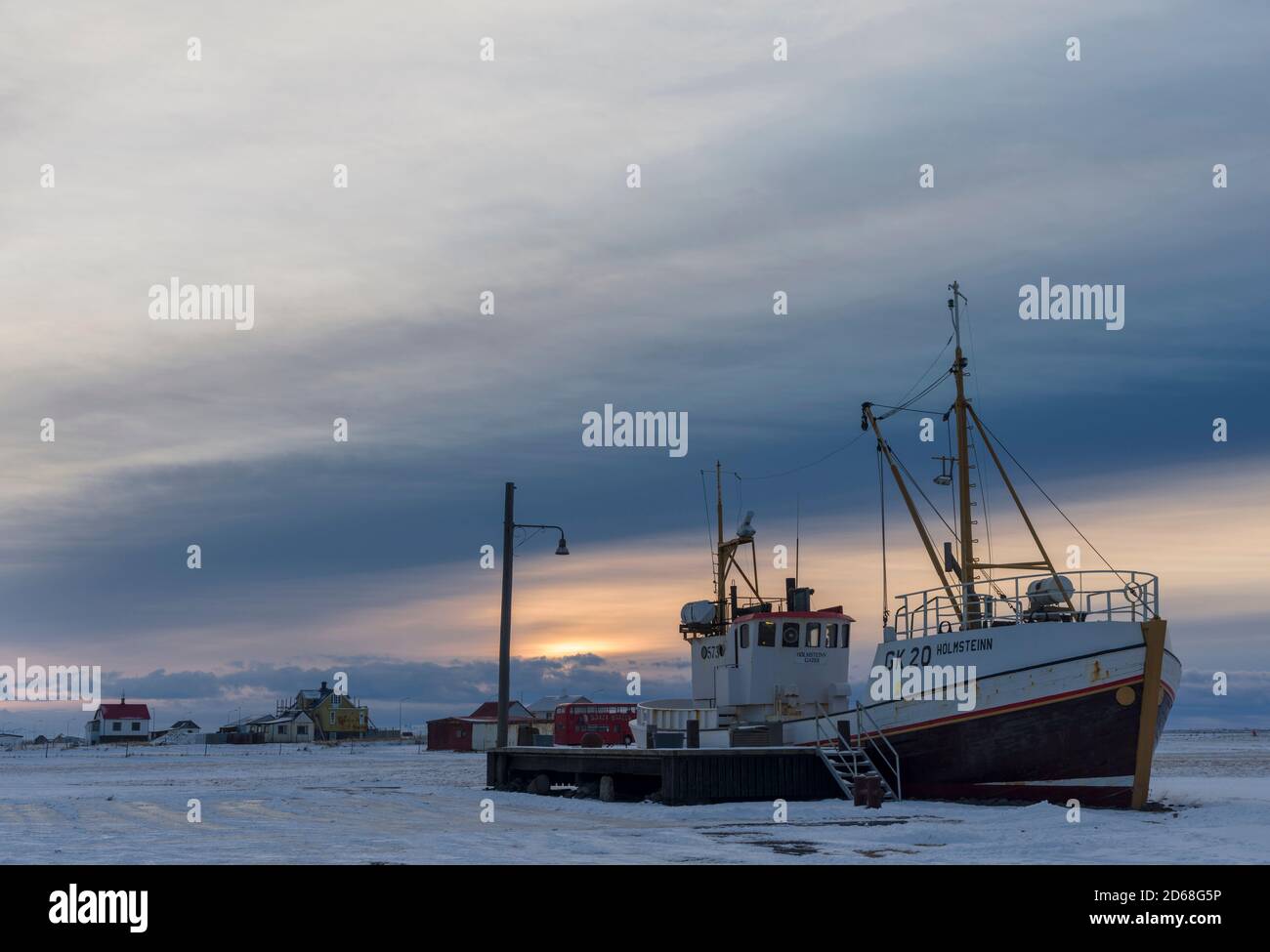 Kap Gardskagi mit Leuchtturm, Heimatmuseum und Museumsschiff während Wintersonnenaufgang auf der Halbinsel Reykjanes. europa, nordeuropa, island, Jan Stockfoto