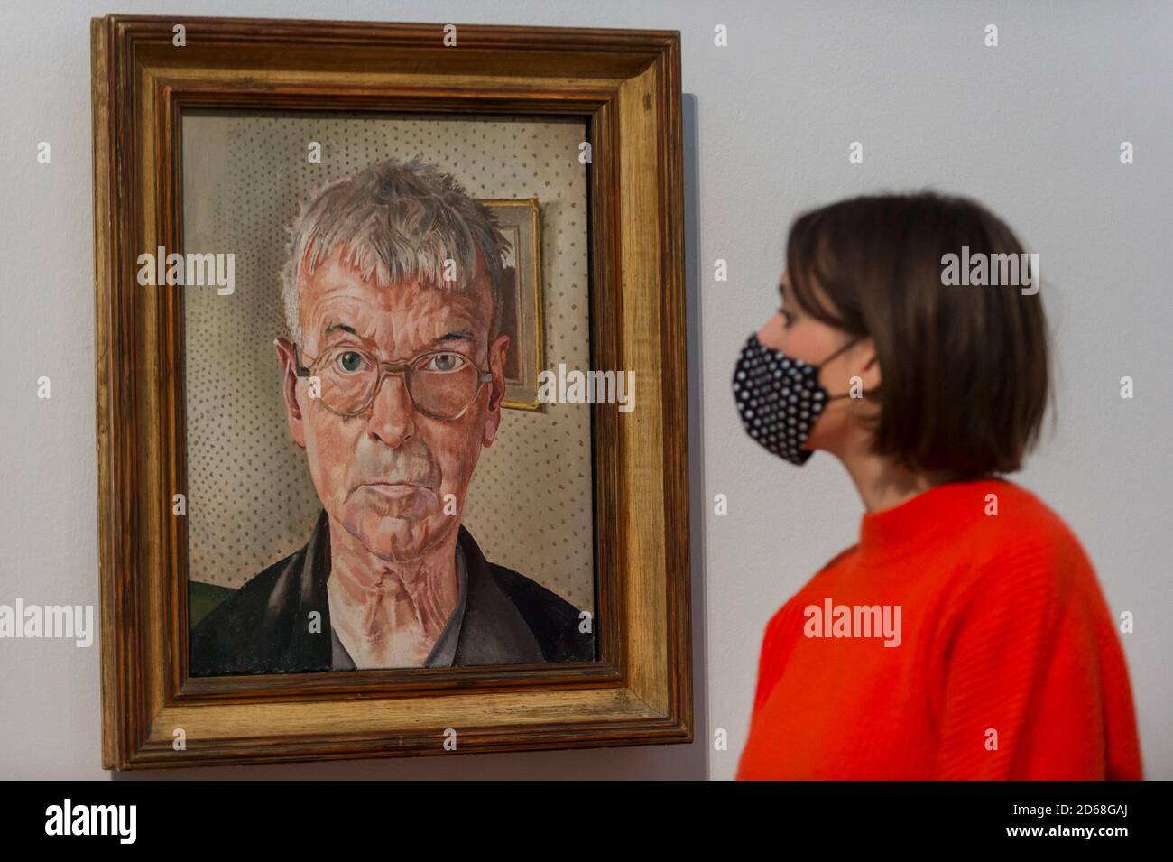 London, Großbritannien. 15. Oktober 2020. Ein Mitarbeiter blickt auf „Self-Portrait“, 1959, von Stanley Spencer. Die Arbeit ist Teil der neuen Ausstellungen in den drei Sammlungsrouten der Tate Britain: Rothko und Turner (eine neue Route, die 50 Jahre feiert, seit Mark Rothko Tate seine ikonischen Seagram Murals zum ersten Mal gab, um Gemälde zu verbinden, die er so bewunderte von JMW Turner), British Art 1540-1920 und British Art 1930-Now. Besucher können online kostenlos buchen, um das Museum zu besuchen. Kredit: Stephen Chung / Alamy Live Nachrichten Stockfoto