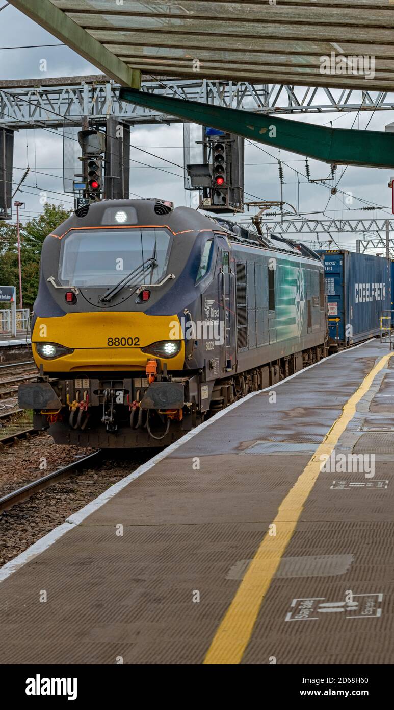 Direct Rail Services (DRS) Dual-Mode-Lokomotive der Baureihe 88 88002 AT Bahnhof Carlisle Stockfoto