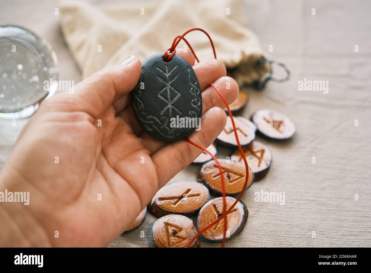 Auf dem schwarzen Stein Rune Formel als Talisman gut Glück und Reichtum Stockfotografie Alamy