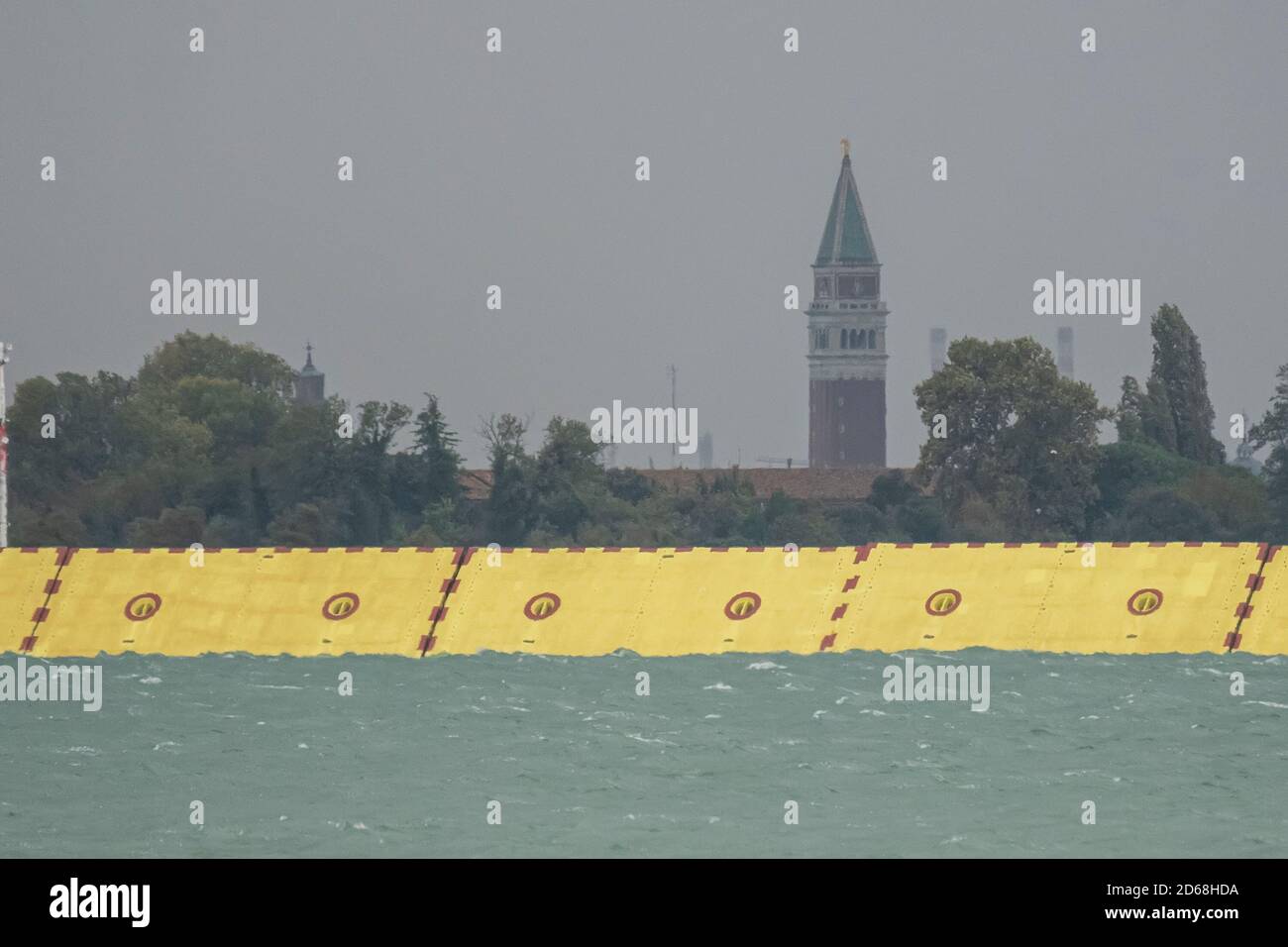 Venedig, Italien. Oktober 2020. Die Mose wurde heute Morgen wegen der Flut aufgezogen, die Stadt Venedig ist am 15. Oktober 2020 in Venedig, Italien, trocken geblieben. Quelle: Stefano Mazzola/Awakening/Alamy Live News Stockfoto