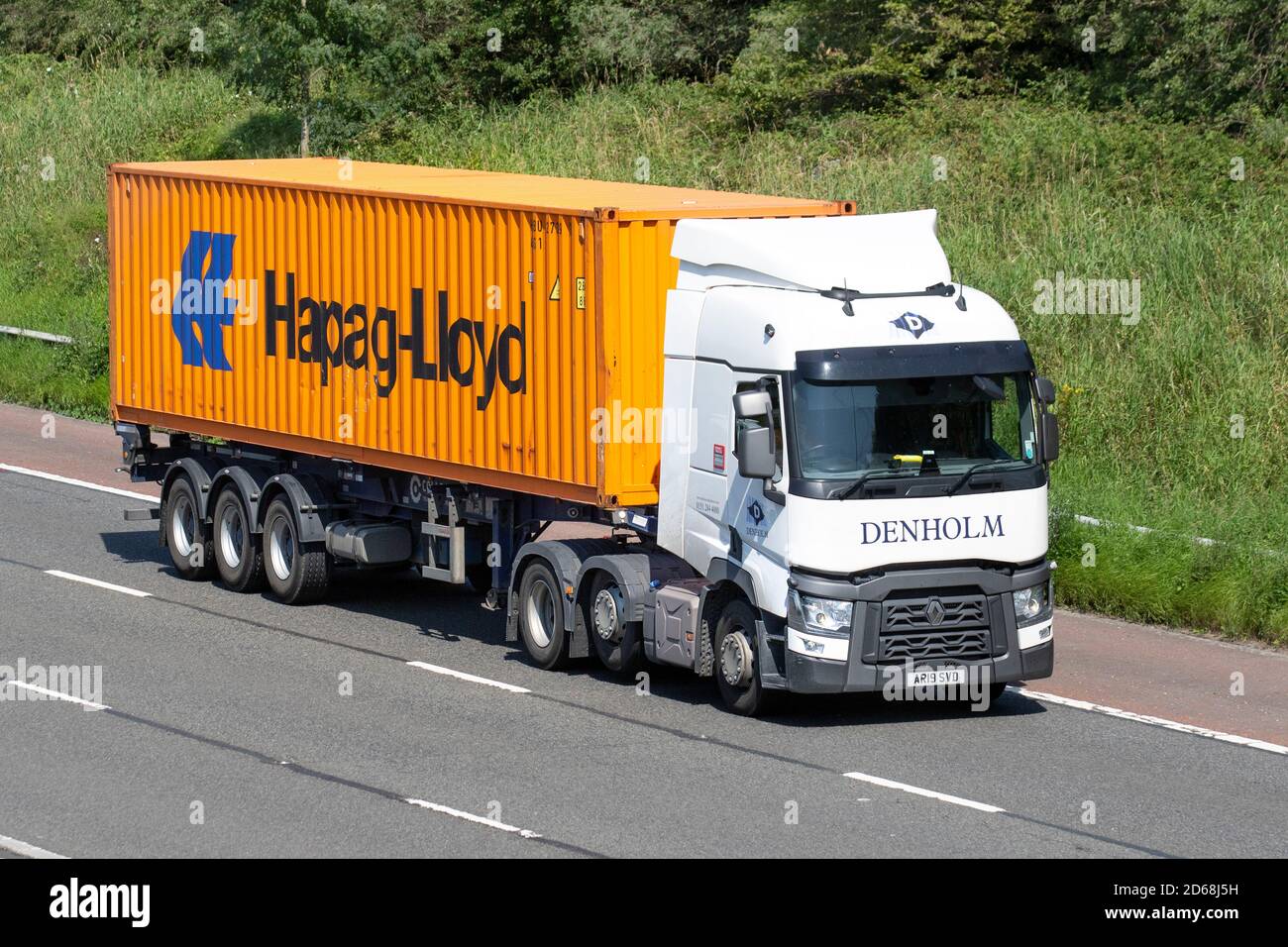 Denholm Spedition Delivery Trucks, LKW, Schwerlastfahrzeuge, Transport, Renault Trucks, Frachtführer, 2019 Fahrzeug, Europäische Nutztransportindustrie, Sattelschlepper, M6 in Manchester, UK Stockfoto
