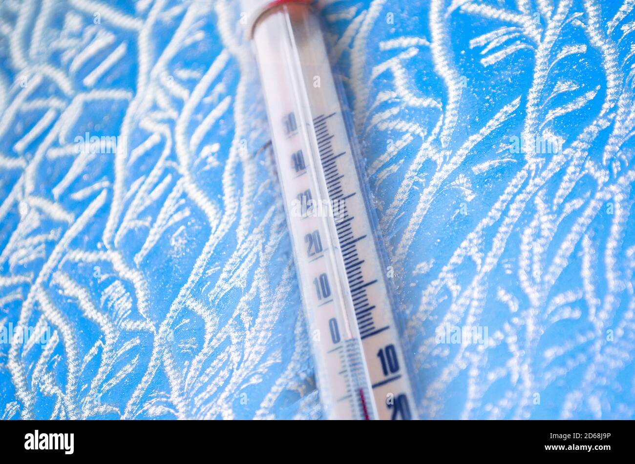 Thermometer an der Rauhfrostwand, Konzept des winterlichen kalten Wetters Stockfoto