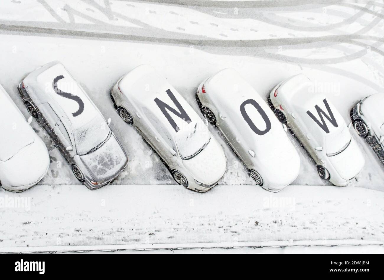 Schneebedecktes Auto auf dem Parkplatz. Urbane Szene. Nach einem Schneesturm. Sauber Auto aus dem Wort Schnee Stockfoto