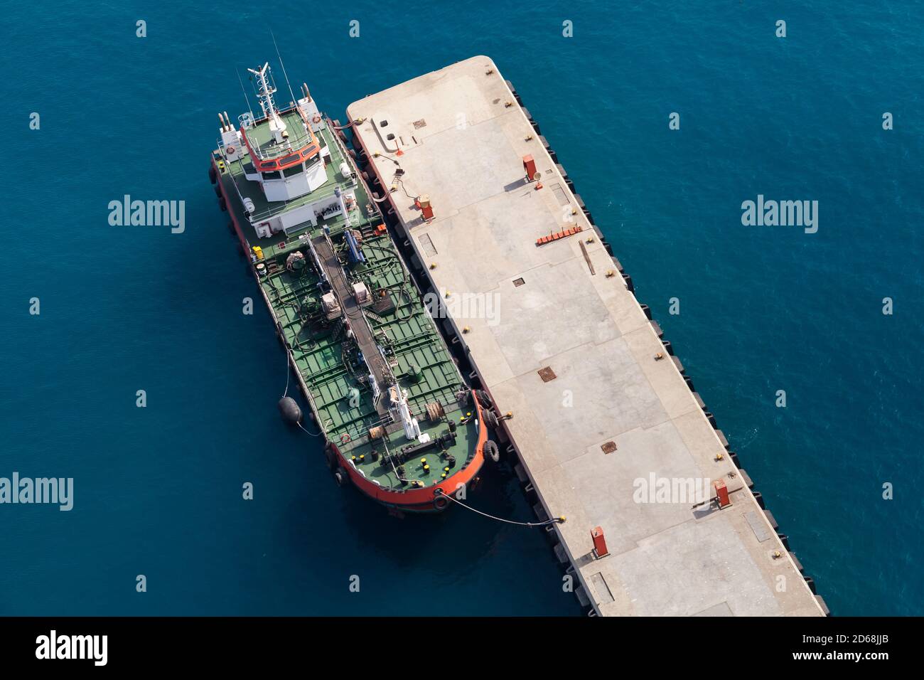 Tankschiff mit grünem Deck ist im Hafen vertäut, Luftaufnahme Stockfoto