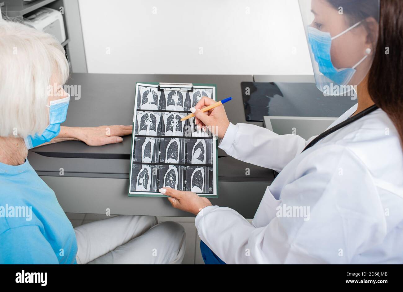 Pneumologin zeigt einer älteren Patientin eine CT-Untersuchung ihrer Lungen. Lungenentzündung, Coronavirus, Lungenerkrankung Stockfoto