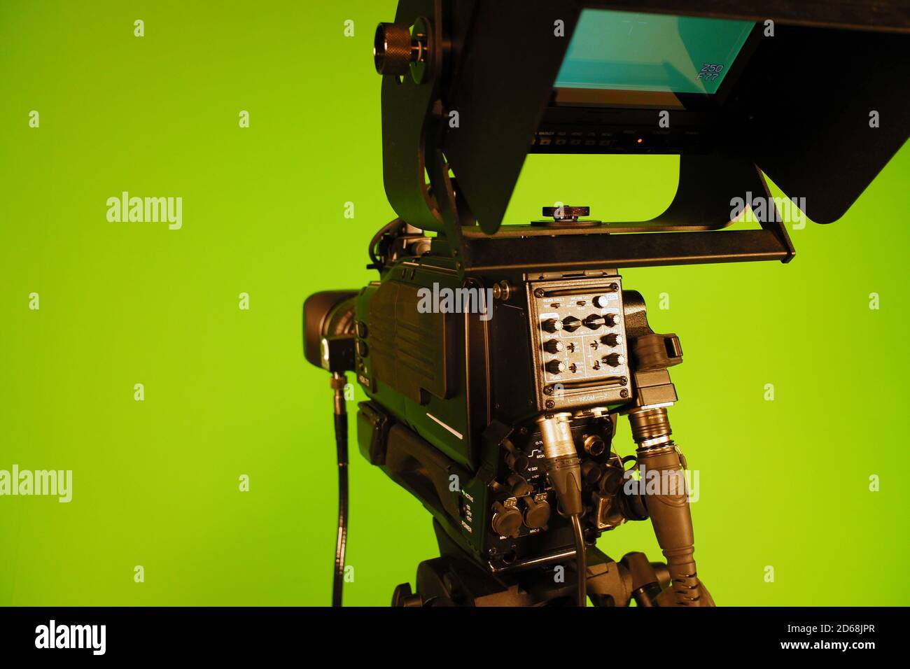 TV-Videokamera auf dem Hintergrund einer grünen Chroma-Taste. Camcorder-Objektiv Stockfoto