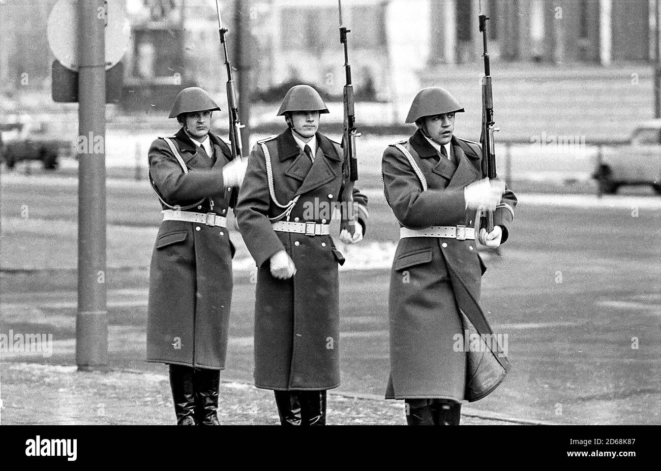 Wachwechsel an der Neuen Wache in Ost Berlin Stockfoto