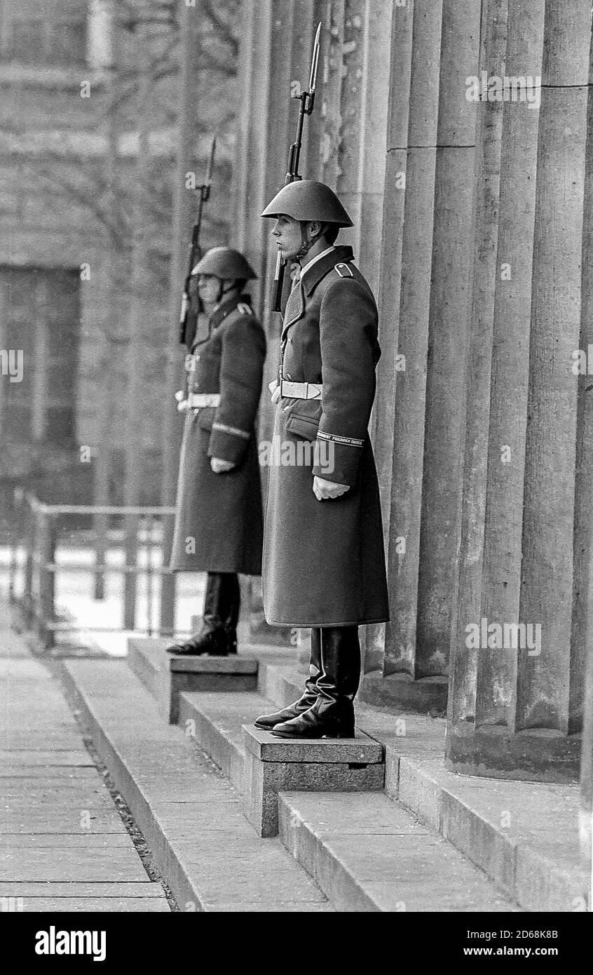 Soldaten der Nationalen Volksarmee auf der Wache In Ost-Berlin Stockfoto
