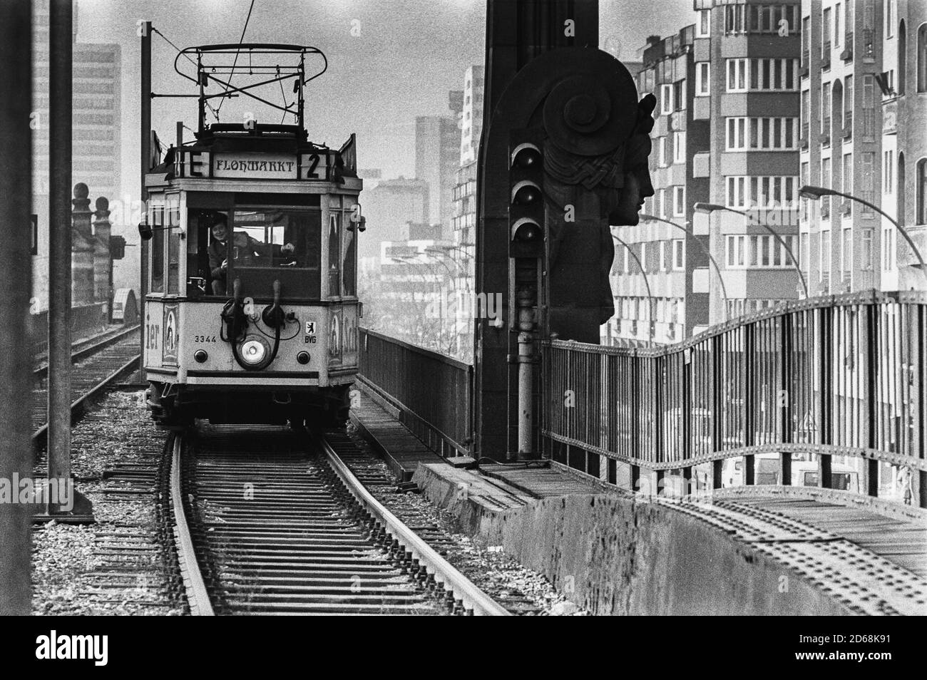 Eine historische Straßenbahn in West-Berlin, die den Nollendorfplatz verband (Flohmarkt) und Bülowstraße (türkischer Basar) Stockfoto