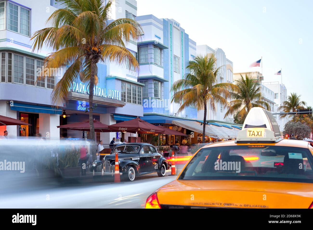 South Beach, Miami, Florida, Vereinigte Staaten - Hotels, Bars und Restaurants am Ocean Drive im berühmten Art-Deco-Viertel. Stockfoto