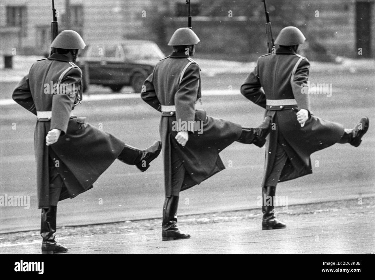 Wachwechsel an der Neuen Wache in Ost Berlin Stockfoto