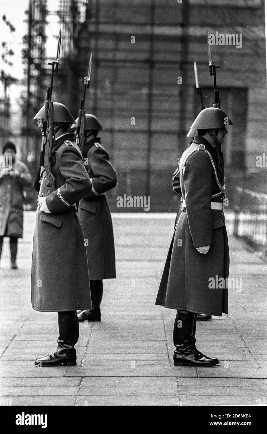 Wachwechsel an der Neuen Wache in Ost Berlin Stockfoto