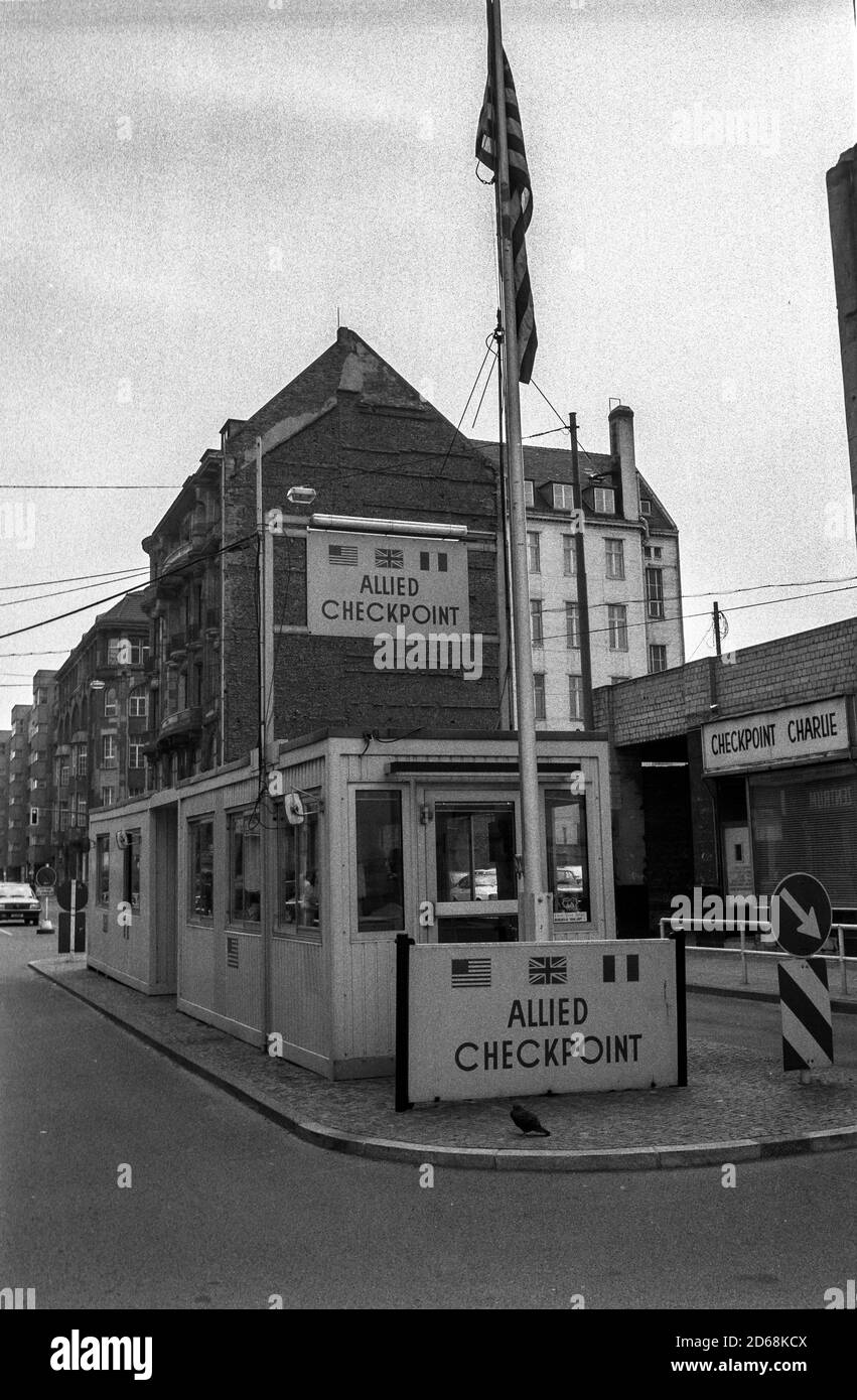 Checkpoint Charlie in Berlin (1984) Stockfoto