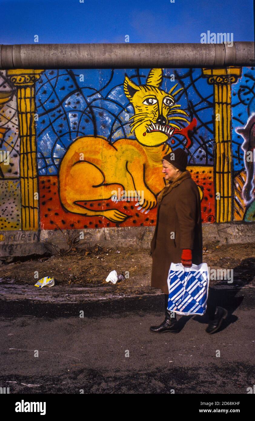 Frau, die vor der Mauer läuft (West-Berlin) Stockfoto