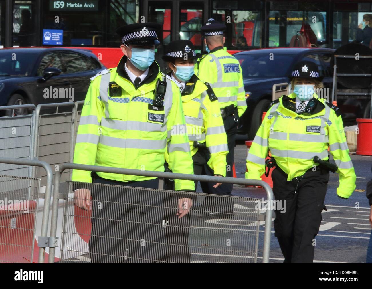 Polizisten werden auf dem Parliament Square mit Gesichtsmasken gesehen.Öffentliche Menschen werden beim Einkaufen in London mit Gesichtsmasken gesehen, nachdem Premierminister Boris Johnsons Ankündigung eines neuen dreistufigen Schließsystems wegen der zunehmenden Fälle von Coronavirus-Infektionen in Großbritannien angekündigt hatte. Stockfoto