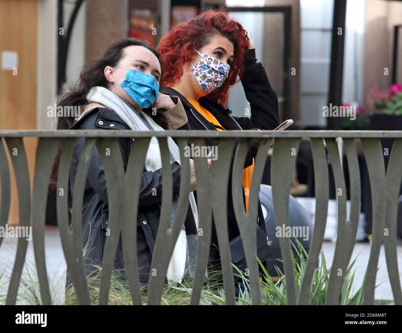 Zwei Frauen werden mit bunten Gesichtsmasken gesehen.Öffentliche Menschen werden mit Gesichtsmasken gesehen, während sie in London einkaufen, nachdem Premierminister Boris Johnsons Ankündigung eines neuen dreistufigen Sperrsystems wegen der zunehmenden Fälle von Coronavirus-Infektionen in Großbritannien angekündigt hatte. Stockfoto