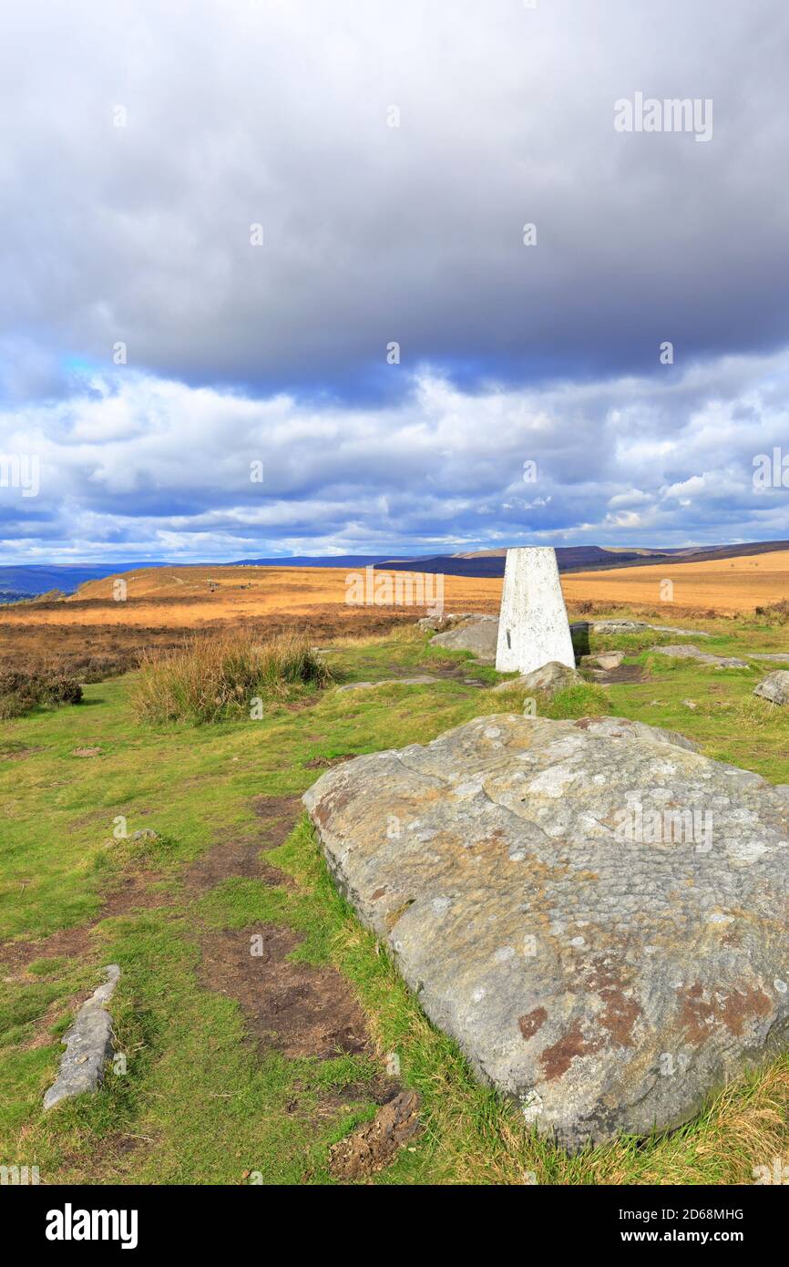 Triangulationssäule am White Edge bei Kalver, Derbyshire, Peak District National Park, England, Großbritannien. Stockfoto