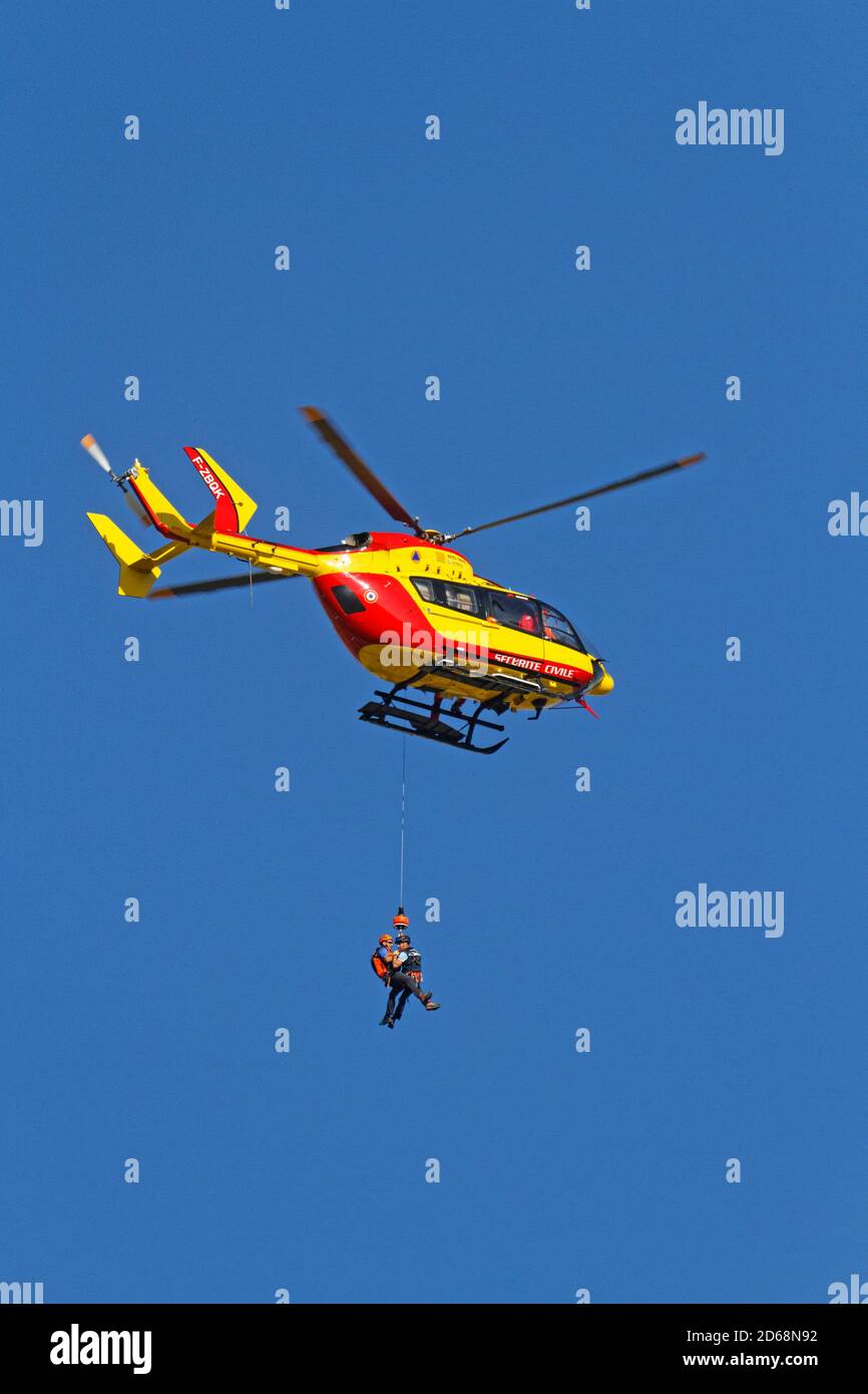 CHAMROUSSE, FRANKREICH, 18. September 2020 : EINE Gruppe von Rettungskräften der zivilen Sicherheit trainiert, einen Verwundeten in den Bergen unter einem Hubschrauber zu Bergen Stockfoto