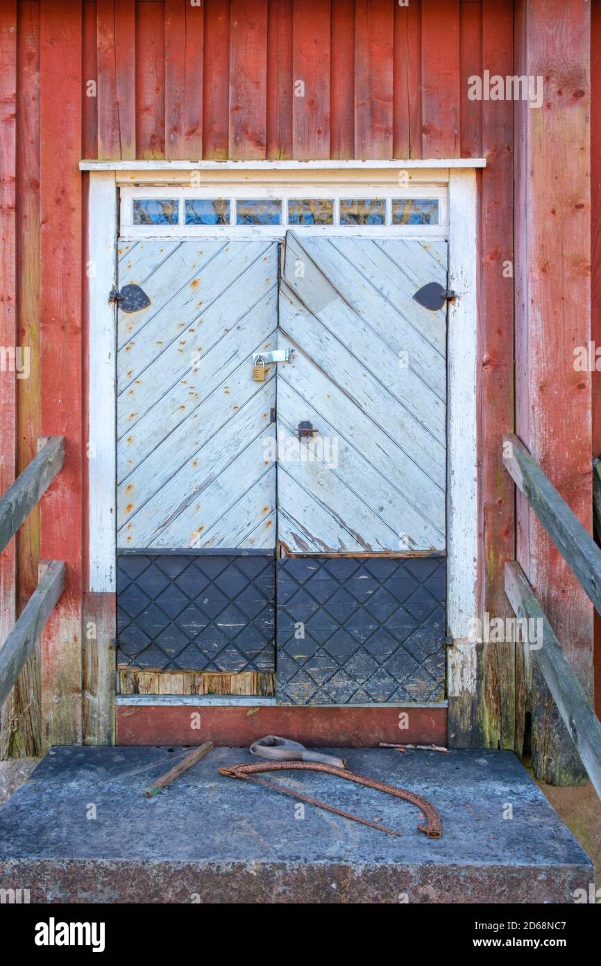 Alte Holztür auf einer Hütte Stockfoto