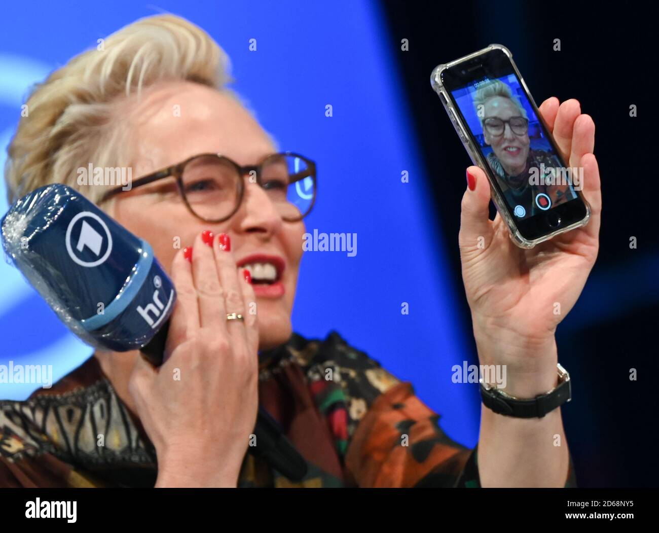 15. Oktober 2020, Hessen, Frankfurt/Main: Moderatorin Bärbel Schäfer macht mit ihrem Smartphone ein Video, bevor sie während der Frankfurter Buchmesse auf der ARD-Bühne in der Festhalle diskutiert. Die Sonderausgabe der Buchmesse läuft noch bis zum 18. Oktober 2020. Foto: Arne Dedert/dpa Stockfoto