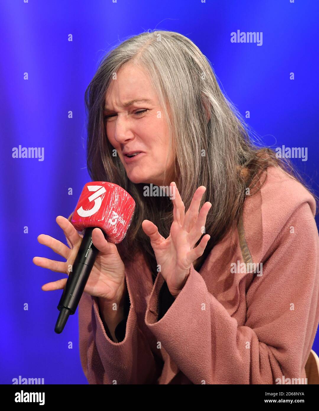 15. Oktober 2020, Hessen, Frankfurt/Main: Der Autor Nell Zink nimmt an einer Diskussion auf der ARD-Bühne auf der Frankfurter Buchmesse Teil. Die Sonderausgabe der Buchmesse läuft noch bis zum 18. Oktober 2020. Foto: Arne Dedert/dpa Stockfoto