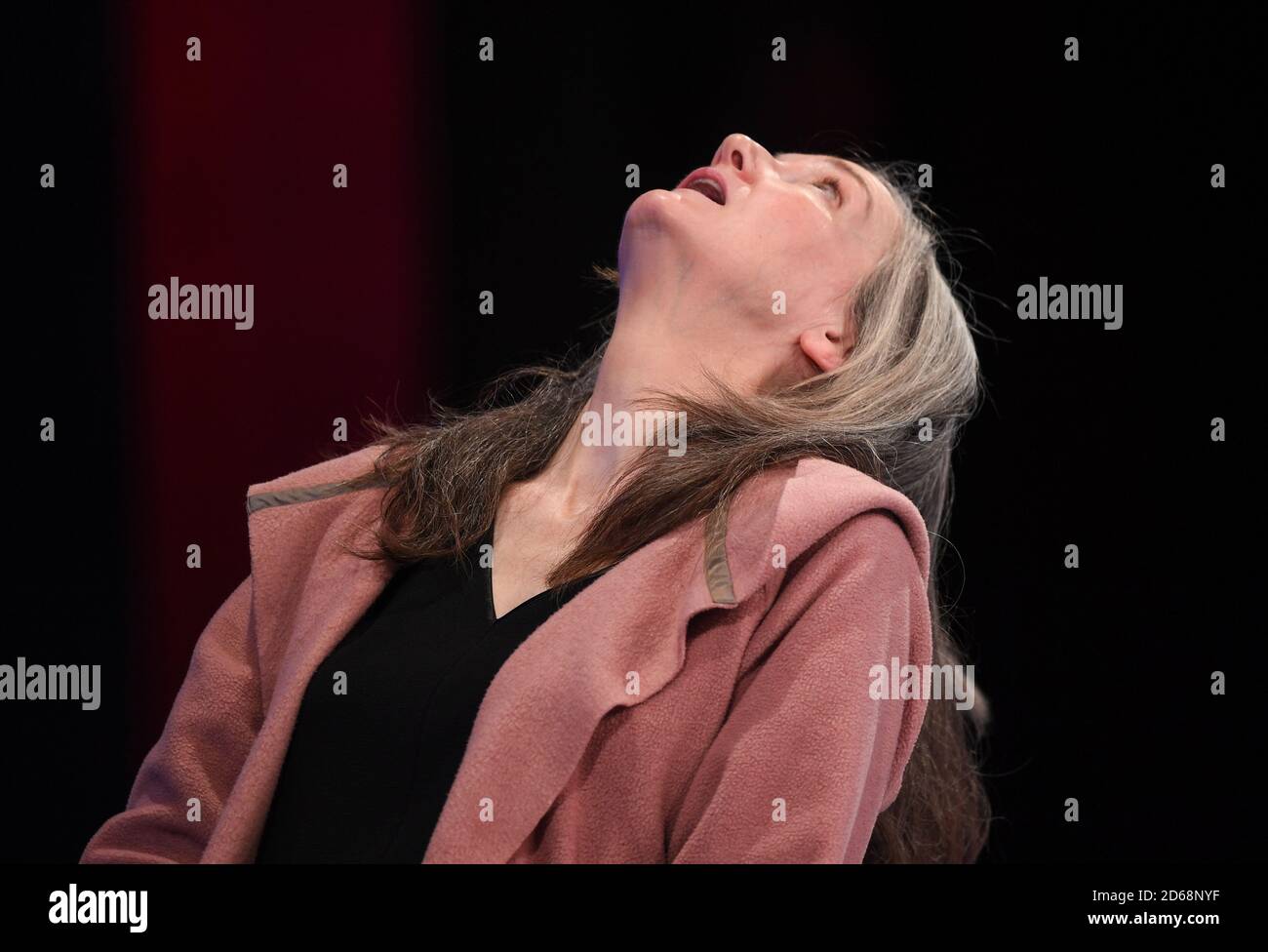 15. Oktober 2020, Hessen, Frankfurt/Main: Der Autor Nell Zink nimmt an einer Diskussion auf der ARD-Bühne auf der Frankfurter Buchmesse Teil. Die Sonderausgabe der Buchmesse läuft noch bis zum 18. Oktober. Foto: Arne Dedert/dpa Stockfoto