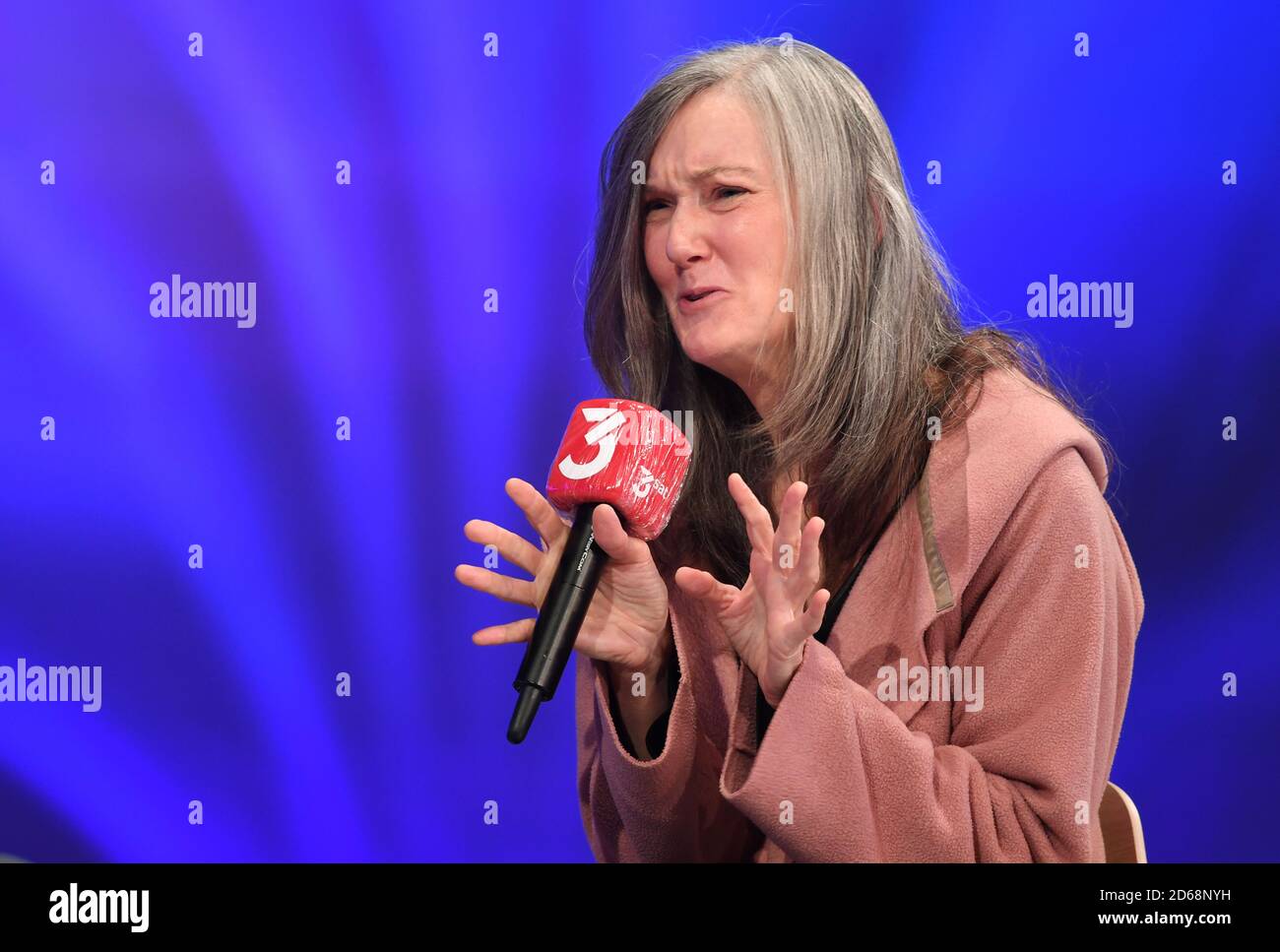 15. Oktober 2020, Hessen, Frankfurt/Main: Der Autor Nell Zink nimmt an einer Diskussion auf der ARD-Bühne auf der Frankfurter Buchmesse Teil. Die Sonderausgabe der Buchmesse läuft noch bis zum 18. Oktober 2020. Foto: Arne Dedert/dpa Stockfoto