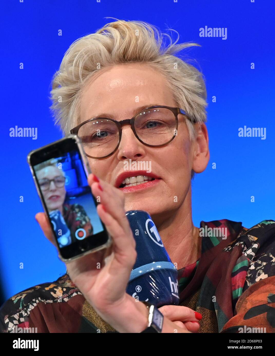 15. Oktober 2020, Hessen, Frankfurt/Main: Moderatorin Bärbel Schäfer macht mit ihrem Smartphone ein Video, bevor sie während der Frankfurter Buchmesse auf der ARD-Bühne in der Festhalle diskutiert. Die Sonderausgabe der Buchmesse läuft noch bis zum 18. Oktober 2020. Foto: Arne Dedert/dpa Stockfoto