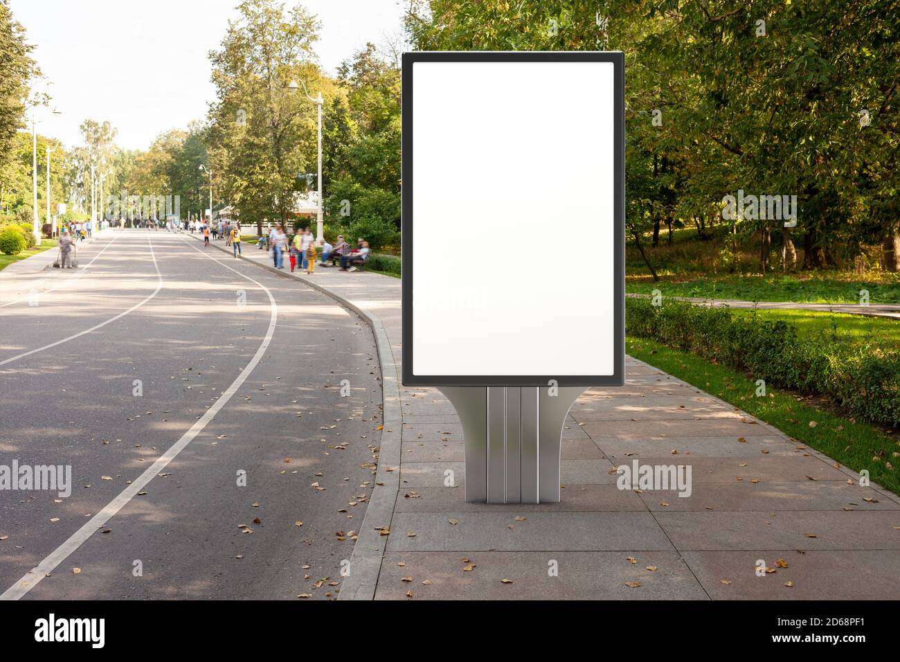 Werbetafelstand im öffentlichen Stadtpark Stockfoto