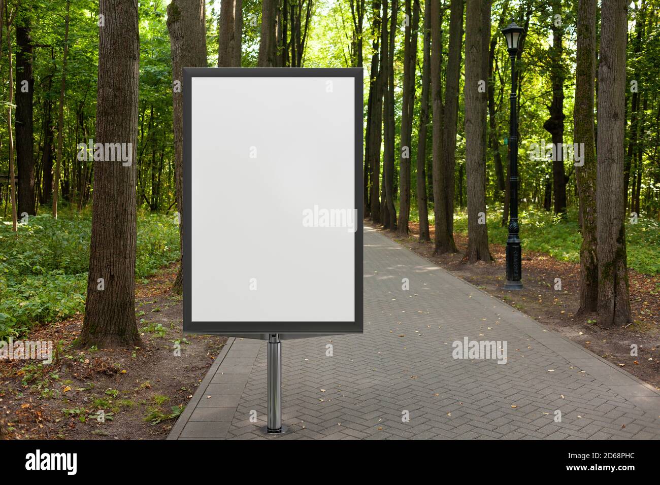 Werbetafelstand im öffentlichen Stadtpark Stockfoto