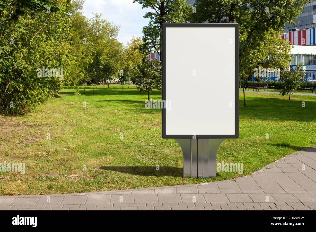 Werbetafelstand im öffentlichen Stadtpark Stockfoto