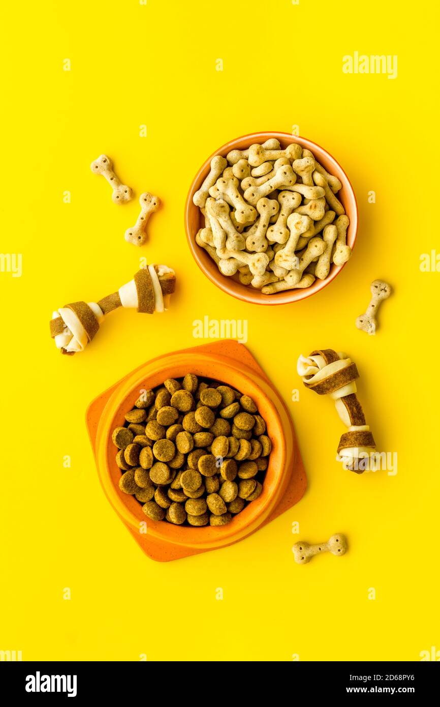 Set von Hundefutter und Spielzeug. Tierfutter Hintergrund, Draufsicht Stockfoto