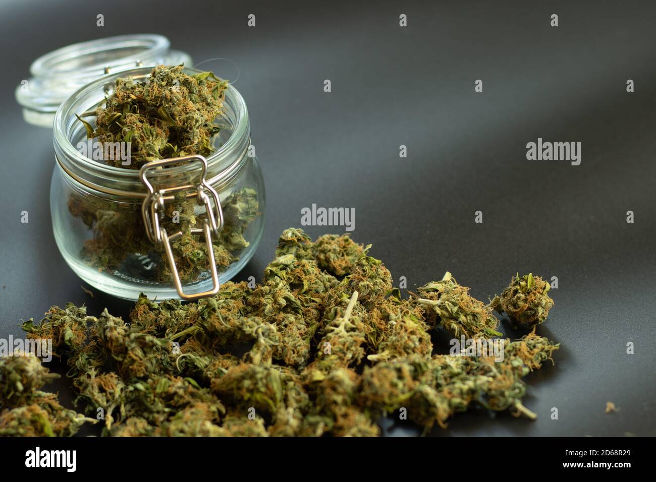 Großer Stapel von Cannabisknospen für die legale medizinische Verwendung. Kommerzielles Marihuana Geschäftskonzept. Unkraut in JAR mit Kopierraum Hintergrund Stockfoto