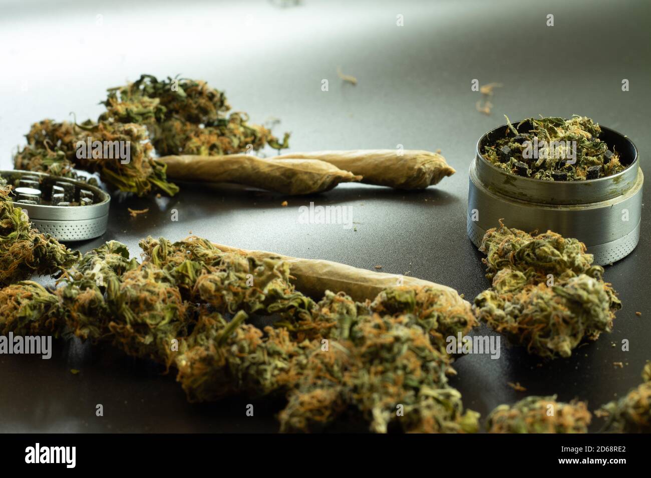 Kegelrollen Gelenke auf dem Schreibtisch, Cannabis Knospen, Marihuana Unkraut in Mühle. Speicherplatz kopieren Stockfoto