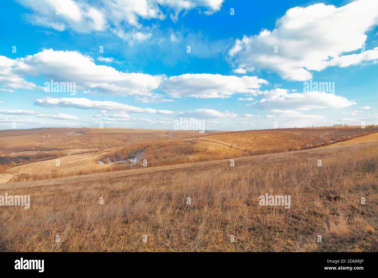 Erster Schnee auf den Hügeln im Herbst. Spätherbst-Landschaft Stockfoto