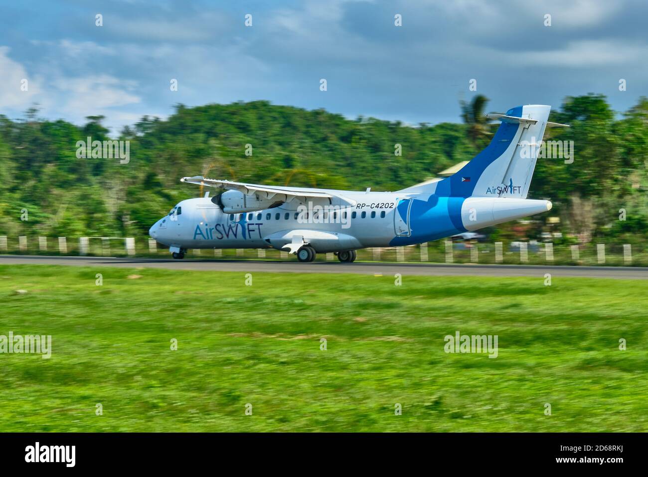 Boracay, Philippinen - 31. Jan 2020: Ein Flugzeug der ATR 42 mit der Hecknummer RP-C4202 AIRSWIFT bereitet sich auf den Start am Flughafen Caticlan auf Panay vor Stockfoto