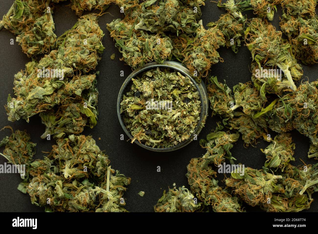 Marihuana Hintergrund Draufsicht, Cannabis Knospen flach lag mit Mühle voller Unkraut Stockfoto