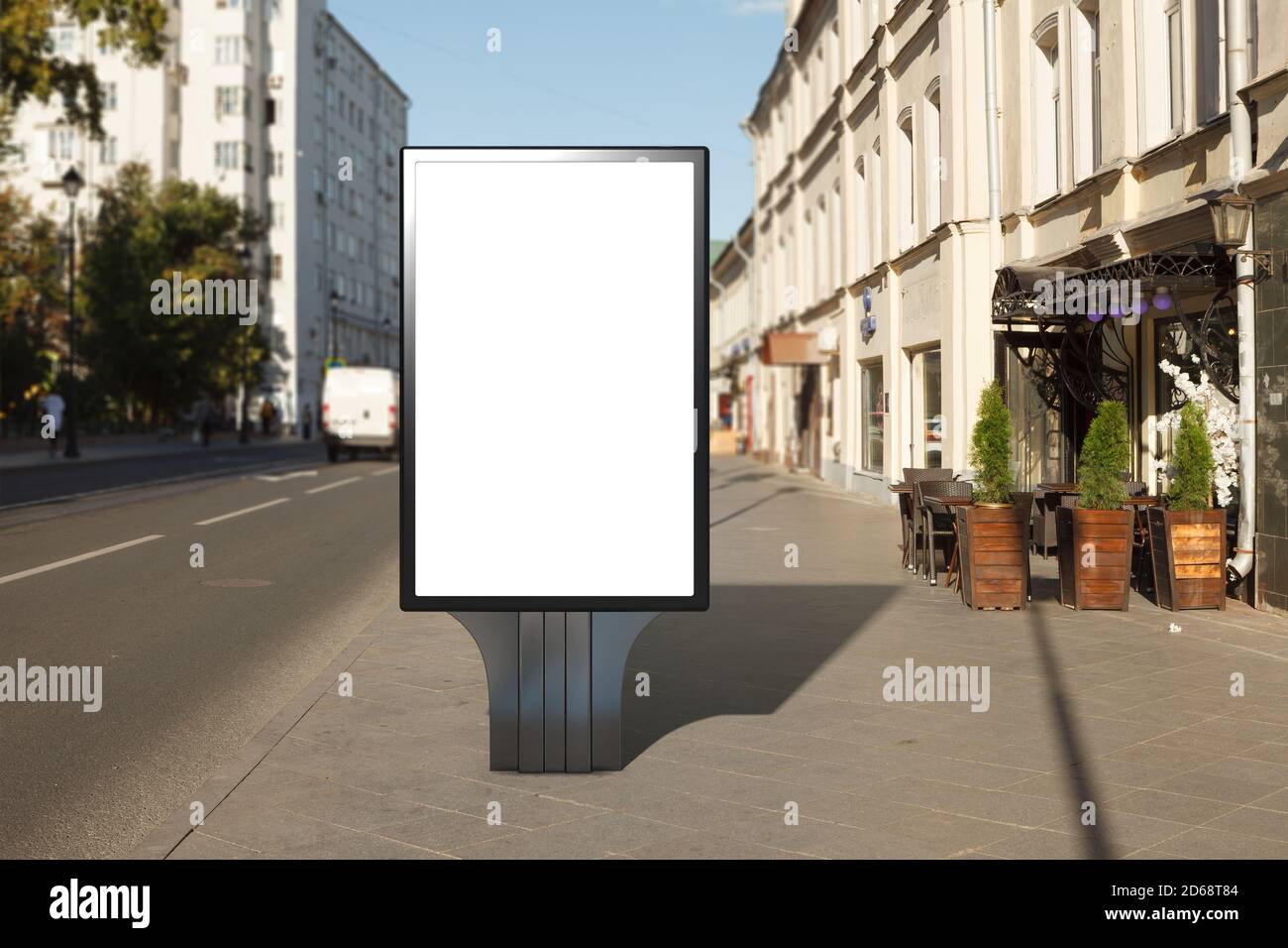 Ein leerer Reklametafelstand steht in der Nähe der Straßenveranda des Cafés. Stockfoto