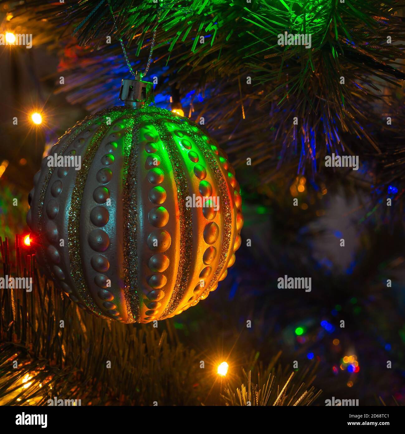Quadratische Ansicht von Weihnachtsbaum mit goldenen weihnachtskugel. Jahreskarte, selektiver Fokus Stockfoto