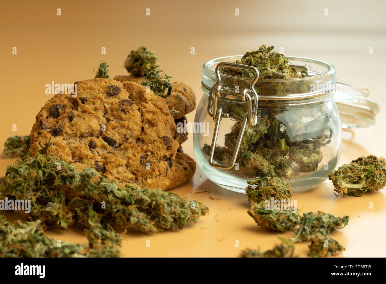 Cannabisprodukt mit Haferkeksen. THC Unkraut Knospen Hintergrund. Medizinische Drogenkonsum, Gesundheitskonzept. Cookie mit Marihuana Stockfoto