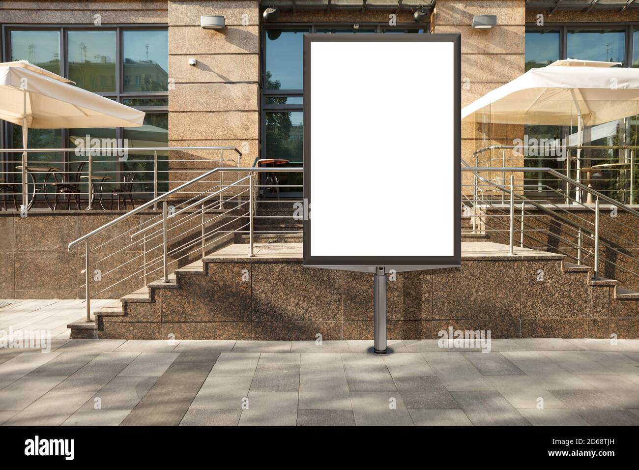 Vor dem Eingang einer Boutique oder eines Cafés ist ein leerer Plakatstand zu sehen. Stockfoto