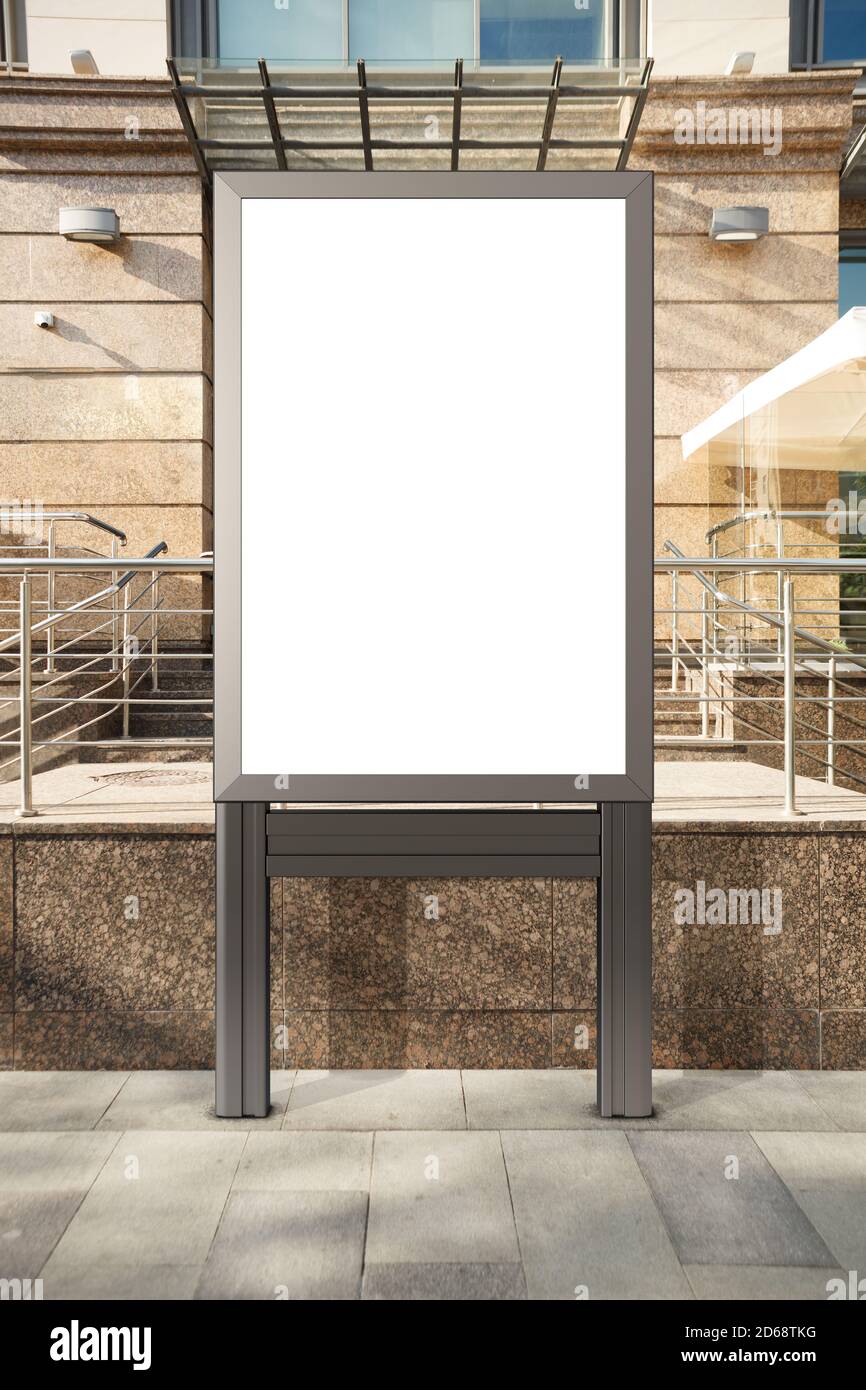 Vor dem Eingang einer Boutique oder eines Cafés ist ein leerer Plakatstand zu sehen. Stockfoto