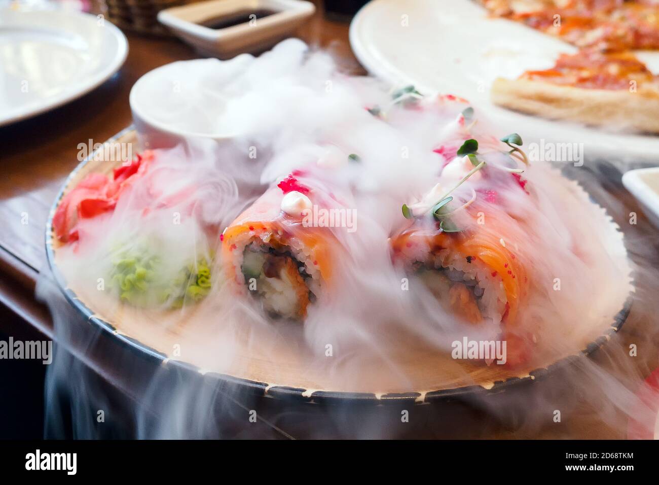 Lachs-Sushi-Brötchen mit trockenem Eisrauch, japanische Küche Stockfoto