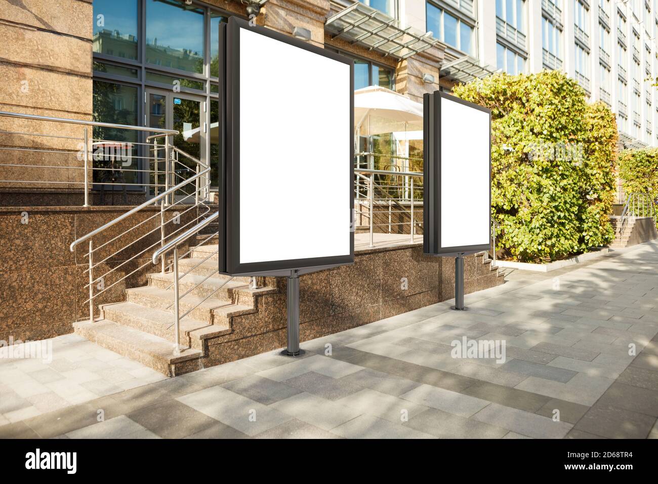 Vor dem Eingang einer Boutique oder eines Cafés ist ein leerer Plakatstand zu sehen. Stockfoto