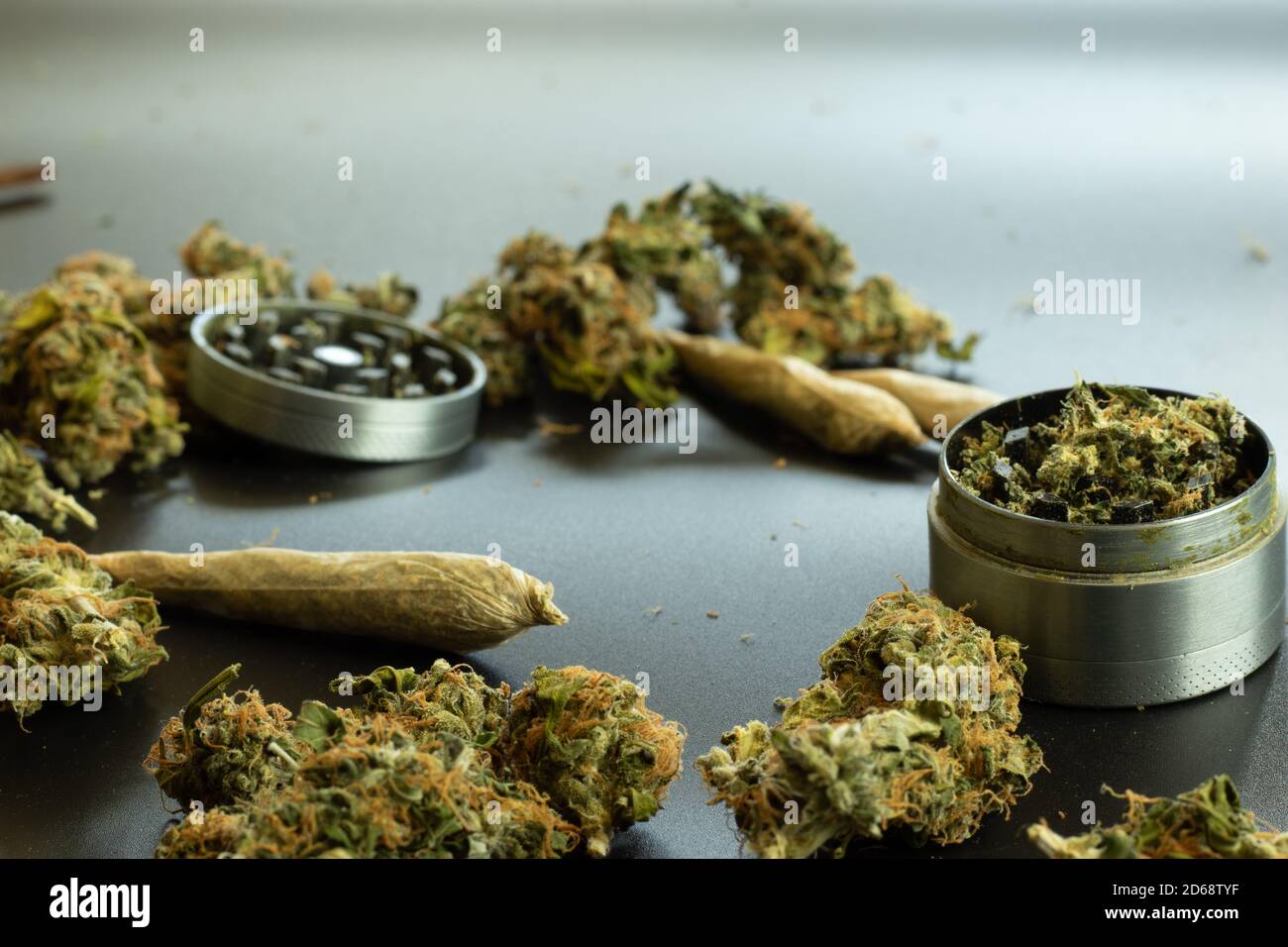 Design kopieren Raum Marihuana Hintergrund, Cannabis Knospen und Unkraut Mühle. Gelenke für das Rauchen medizinisches Marihuana Stockfoto