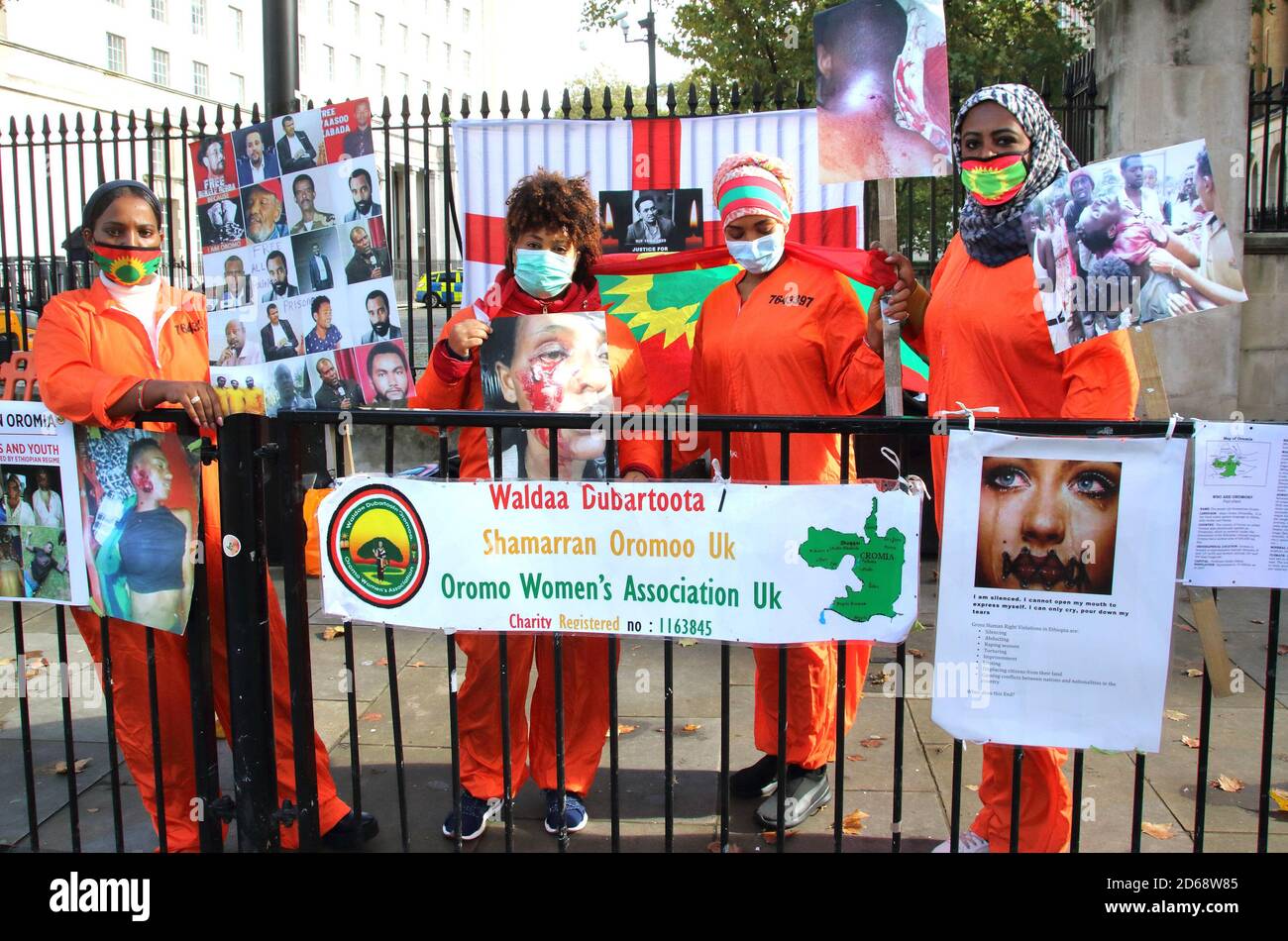 Während des Protestes werden Oromo-Frauen in Schutzmasken mit Plakaten und Spruchbändern gesehen.Oromo-Frauen in Großbritannien protestieren vor der Downing Street gegen Abiy Ahmed, den Missbrauch der Menschenrechte von Menschen in ihrer Heimat durch den äthiopischen Premierminister. Oromia ist ein Bundesstaat in Äthiopien mit einer Bevölkerung, die fast der des Vereinigten Königreichs entspricht - 55 Millionen - und grenzt an Somalia, Südsudan und Kenia. Stockfoto