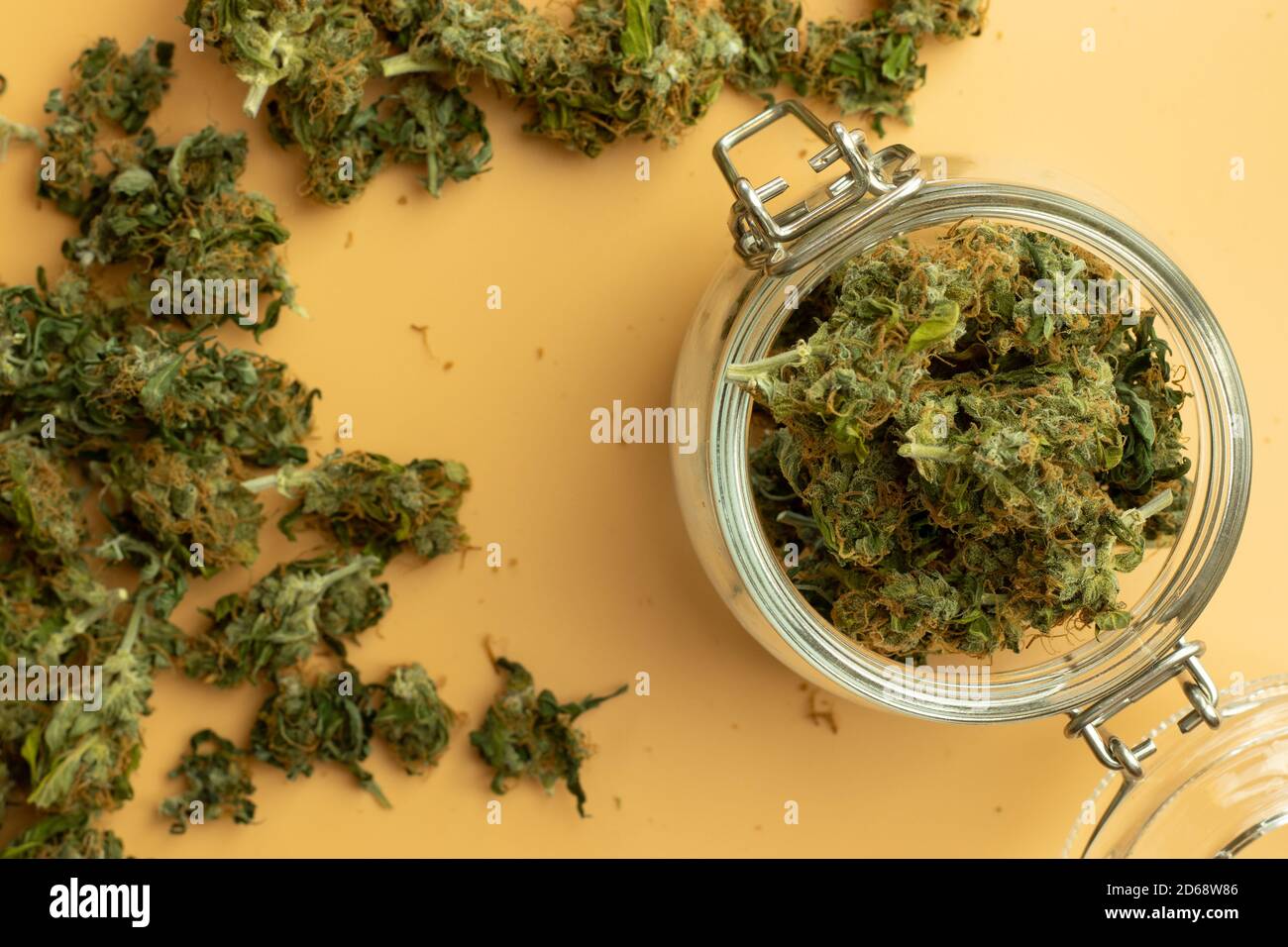 Glas mit legalem Cannabis Draufsicht. Marihuana Hintergrund. Unkrautknospen Stockfoto