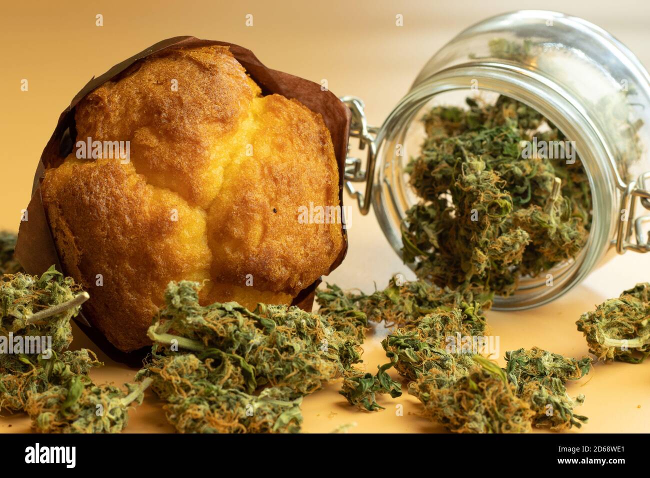 Muffin mit Cannabisknospen. Marihuana-Lebensmittelprodukte. Legale THC medizinische oder Freizeitnutzung Stockfoto